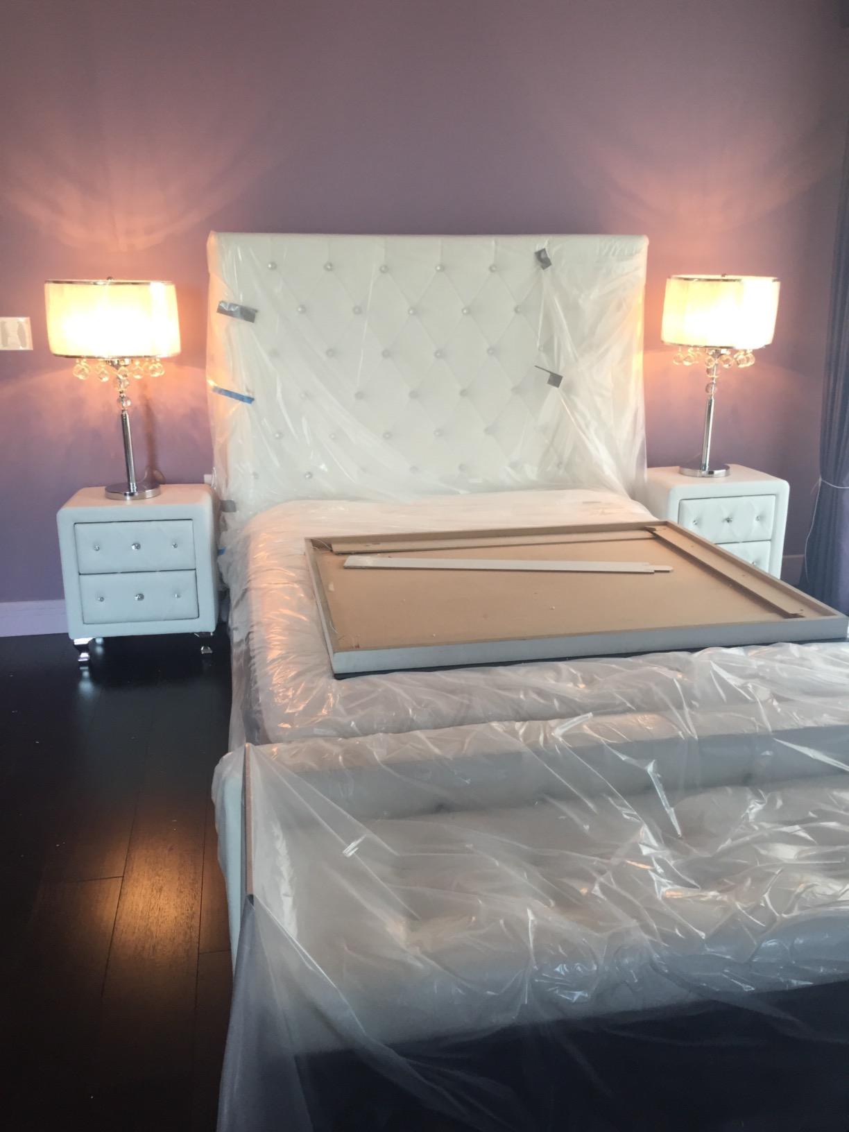 【Furniture】Stella Crystal Tufted Upholstered Modern Nightstand